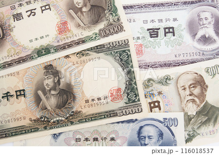 白い背景で撮った 少し古い世界のお金シリーズ 日本 円 白い背景で撮った 少し古い世界のお金シリーズ 日本 円 116018537