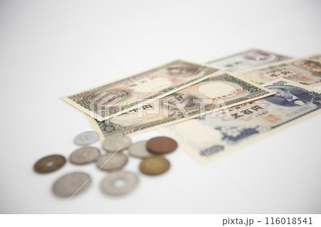 白い背景で撮った 少し古い世界のお金シリーズ 日本 円 116018541