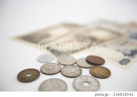 白い背景で撮った 少し古い世界のお金シリーズ 日本 円 白い背景で撮った 少し古い世界のお金シリーズ 日本 円 116018542