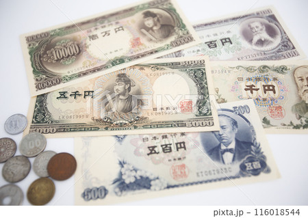 白い背景で撮った 少し古い世界のお金シリーズ 日本 円 116018544