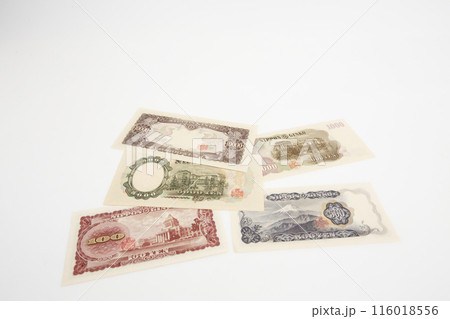 白い背景で撮った 少し古い世界のお金シリーズ 日本 円 白い背景で撮った 少し古い世界のお金シリーズ 日本 円 116018556