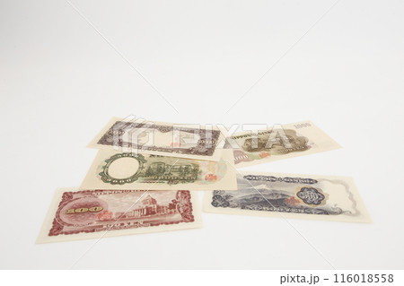 白い背景で撮った 少し古い世界のお金シリーズ 日本 円 白い背景で撮った 少し古い世界のお金シリーズ 日本 円 116018558