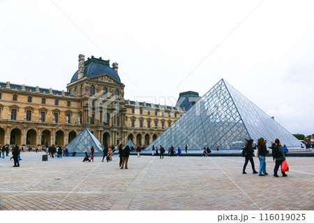 パリ ルーブル美術館 ナポレオン広場 ガラスのピラミッド パリ ルーブル美術館 ナポレオン広場 ガラスのピラミッド 116019025