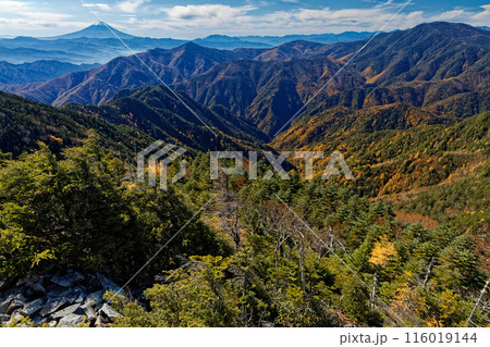 甲武信岳山頂から秋色の国師ヶ岳・黒金山と富士山 甲武信岳山頂から秋色の国師ヶ岳・黒金山と富士山 116019144