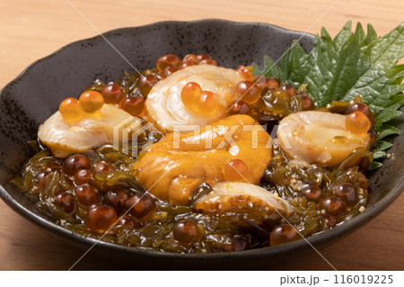 海鮮漬け（ウニ　イクラ　子持ちめかぶ　ホタテ） 116019225