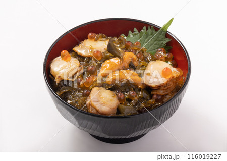 海鮮漬け丼（ウニ　イクラ　子持ちめかぶ　ホタテ） 116019227