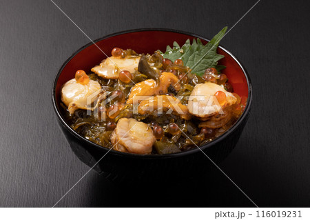 海鮮漬け丼（ウニ　イクラ　子持ちめかぶ　ホタテ） 116019231