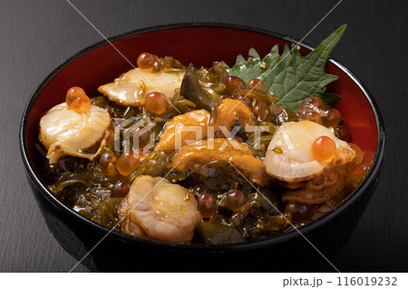 海鮮漬け丼（ウニ　イクラ　子持ちめかぶ　ホタテ） 116019232