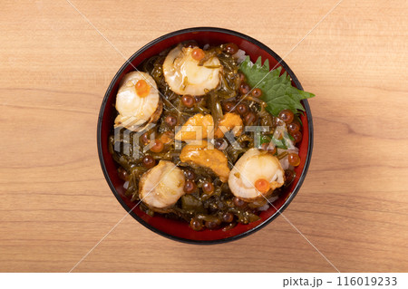 海鮮漬け丼（ウニ　イクラ　子持ちめかぶ　ホタテ） 116019233