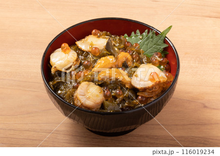海鮮漬け丼（ウニ　イクラ　子持ちめかぶ　ホタテ） 116019234