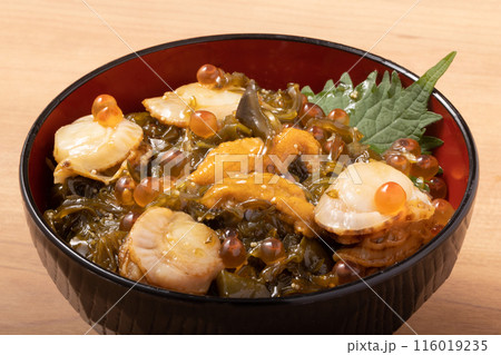 海鮮漬け丼（ウニ　イクラ　子持ちめかぶ　ホタテ） 116019235