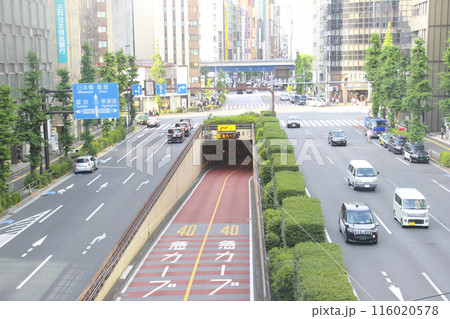 新橋地下道（「急カーブ」の電光表示）／東京都港区新橋2丁目 116020578