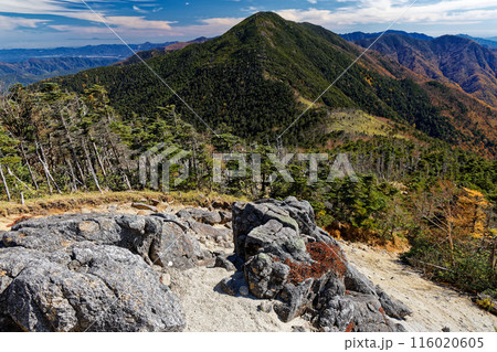 木賊山の奥秩父縦走路から見る笹平と破風山 116020605