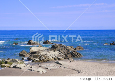 千葉県南房総市の和田浦海水浴場の青い海と青い空 千葉県南房総市の和田浦海水浴場の青い海と青い空 116020934