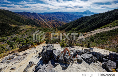 木賊山の奥秩父縦走路から見る富士山 116020956