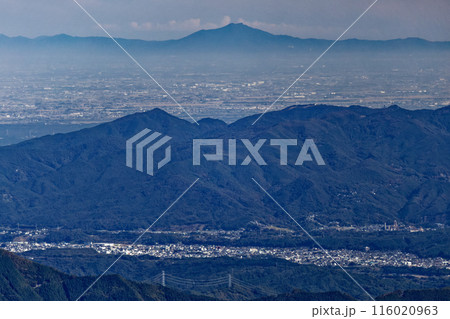 木賊山の奥秩父縦走路から見る秩父市街と筑波山 木賊山の奥秩父縦走路から見る秩父市街と筑波山 116020963