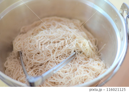 ザル（ボール）に入ったそうめんとトング 116021125