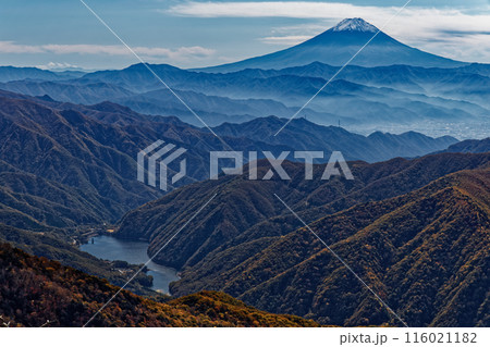 奥秩父縦走路から見る富士山と広瀬ダム湖 116021182