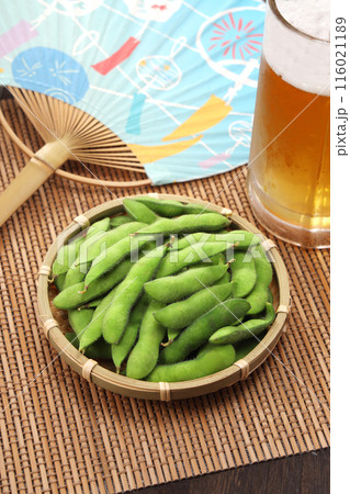 ザルに盛られた新鮮な枝豆 ザルに盛られた新鮮な枝豆 116021189