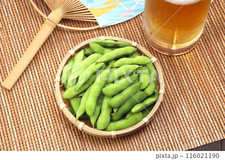ザルに盛られた新鮮な枝豆 116021190
