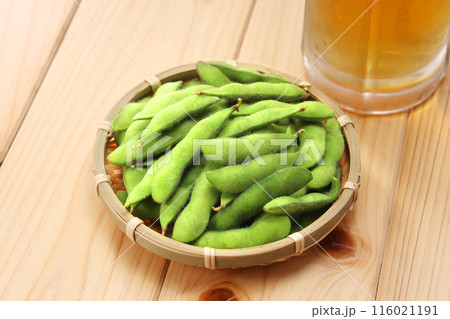 ザルに盛られた新鮮な枝豆 116021191