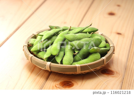 ザルに盛られた新鮮な枝豆 116021218