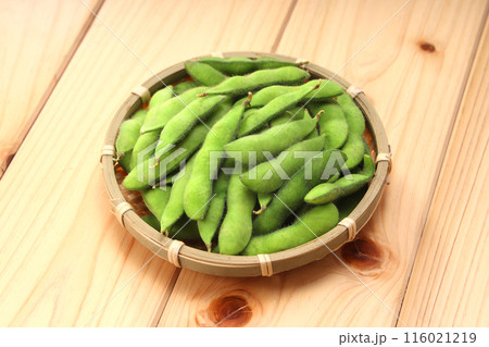 ザルに盛られた新鮮な枝豆 ザルに盛られた新鮮な枝豆 116021219
