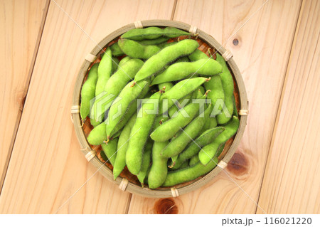 ザルに盛られた新鮮な枝豆 116021220