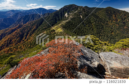 秋色の奥秩父・破風山の登りから見る主稜線の山々 116021830