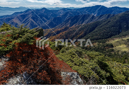 秋の奥秩父・破風山から見る黒金山・国師ヶ岳 秋の奥秩父・破風山から見る黒金山・国師ヶ岳 116022073