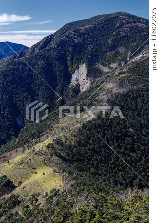 奥秩父・破風山の登りから見る木賊山 奥秩父・破風山の登りから見る木賊山 116022075