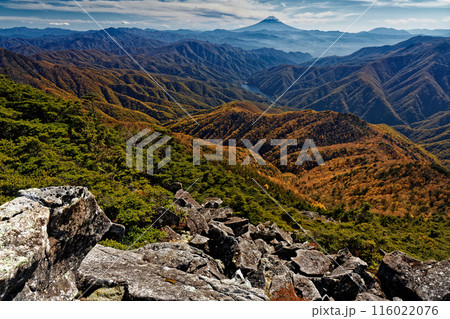 奥秩父・破風山山頂の紅葉と富士山の眺め 奥秩父・破風山山頂の紅葉と富士山の眺め 116022076