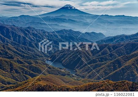 奥秩父・破風山山頂から紅葉の山並みと富士山 116022081