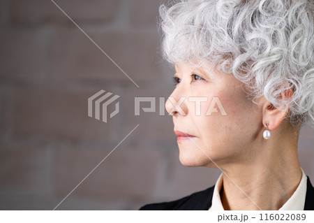 シニアメンターとして退職後のセカンドキャリアを充実させる60代女性 116022089