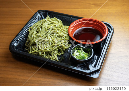 プラスチック容器に盛られた「茶そば」 116022150