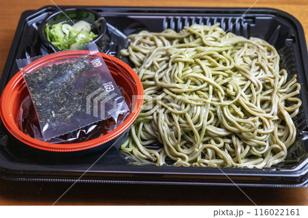 プラスチック容器に盛られた「茶そば」 116022161