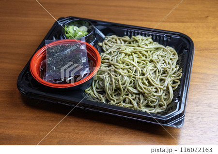 プラスチック容器に盛られた「茶そば」 116022163