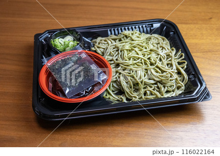 プラスチック容器に盛られた「茶そば」 116022164