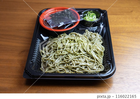 プラスチック容器に盛られた「茶そば」 116022165