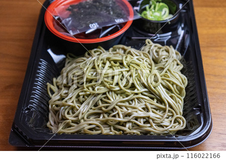 プラスチック容器に盛られた「茶そば」 116022166