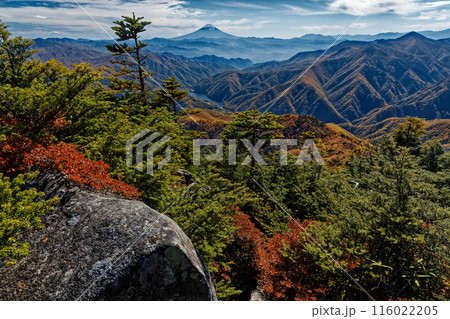 奥秩父・破風山山頂から紅葉の山並みと富士山 116022205