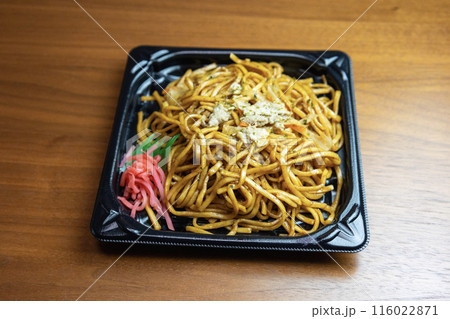 プラスチック容器に盛られた「焼きそば」 プラスチック容器に盛られた「焼きそば」 116022871