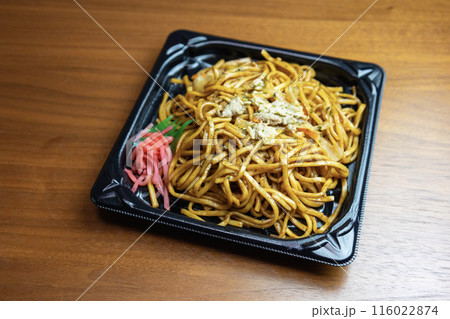 プラスチック容器に盛られた「焼きそば」 プラスチック容器に盛られた「焼きそば」 116022874