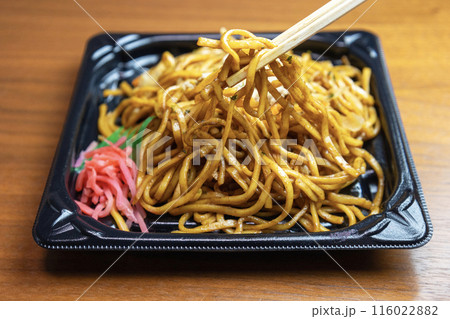 プラスチック容器に盛られた「焼きそば」 プラスチック容器に盛られた「焼きそば」 116022882