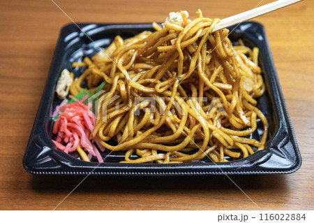 プラスチック容器に盛られた「焼きそば」 116022884