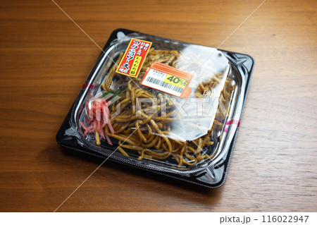 割引シールの貼ってあるプラスチック容器に盛られた「焼きそば」 116022947