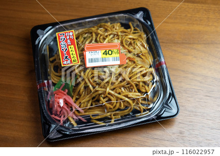 割引シールの貼ってあるプラスチック容器に盛られた「焼きそば」 割引シールの貼ってあるプラスチック容器に盛られた「焼きそば」 116022957