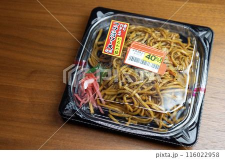 割引シールの貼ってあるプラスチック容器に盛られた「焼きそば」 割引シールの貼ってあるプラスチック容器に盛られた「焼きそば」 116022958