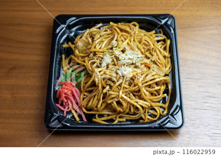 割引シールの貼ってあるプラスチック容器に盛られた「焼きそば」 116022959