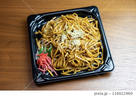割引シールの貼ってあるプラスチック容器に盛られた「焼きそば」 割引シールの貼ってあるプラスチック容器に盛られた「焼きそば」 116022960